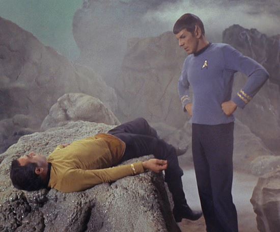 Spock war leicht verärgert, weil Kirk bei ihrem epischen Star Trek-Kletterabenteuer erneut ohnmächtig wurde.
